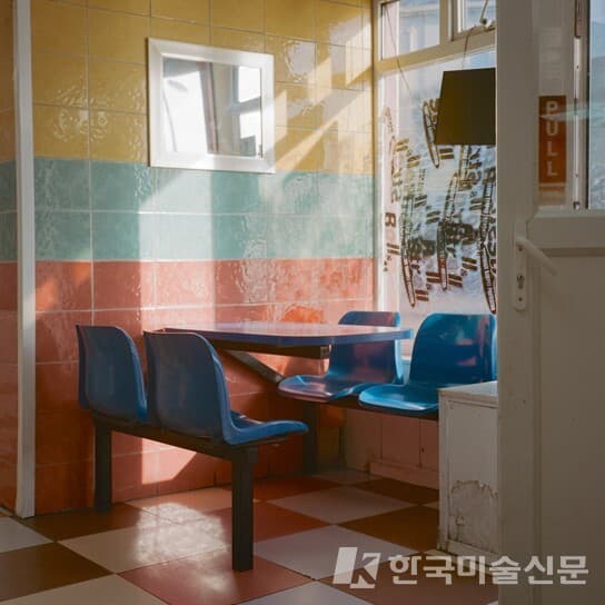Candy floss corner, 25x25cm, 2023 (Mark Forbes) / 아줄레주 갤러리 제공