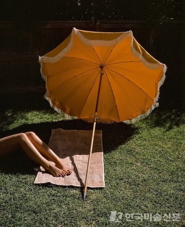 Tan lines, 99.7x81.2cm, 2019 (Mark Forbes) / 아줄레주 갤러리 제공