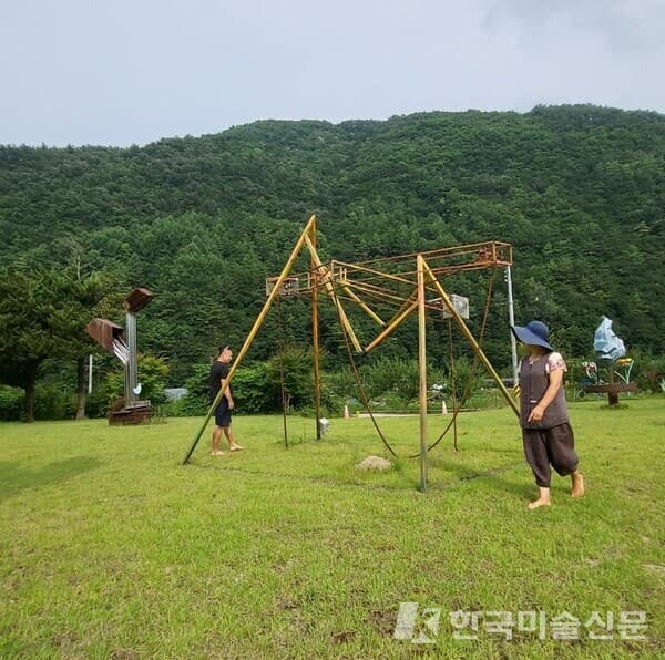 걷기 명상을 하고 있는 모습 / 그림바위예술발전소 제공