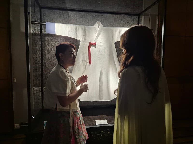 김민경 예술감독이 가장 신경 쓴 마지막 전시 공간 &lsquo;원형의 미래(제3장 Salle 69번)&rsquo;에서 국가무형유산 누비장 故김해자 장인의 &lsquo;손누비 장옷&rsquo;을 소개하고 있다.