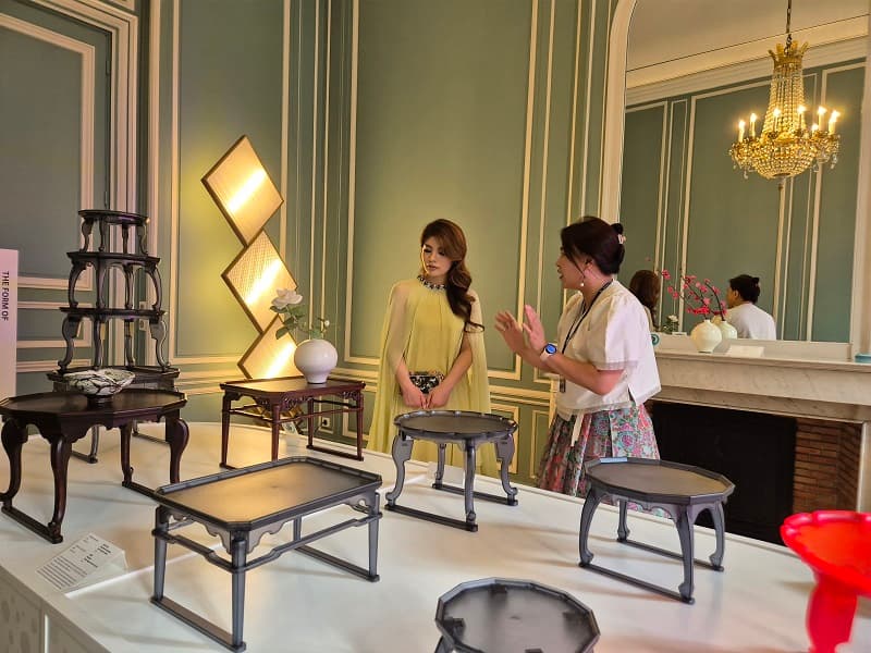 김민경 예술감독이 전통 나주 소반과 지속 가능한 소재를 적용한 현대식 투명 소반을 설명하고 있다.