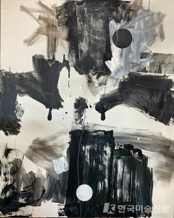 [사진 = 이지연 작가] 11지천태_ 162.2 X 130.3 cm_ Mixed Media_ 2021,&nbsp; 위는 땅 아래는 하늘을 의미하며 위의 원은 땅을 아래의 원은 하늘을 상징적으로 표현했다. 우리가 알고 있는 태평성대를 말하는데, 완성형이자 공정한 상태로 인류가 이상적으로 생각하는 가장 아름다운 상태의 사회를 의미한다. 즉 극과 극이 만나서 새로운 에너지가 만나면서 새로운 세상이 열리는 것을 하늘과 땅이 뒤집어진 형상으로 표현한 작품이다.
