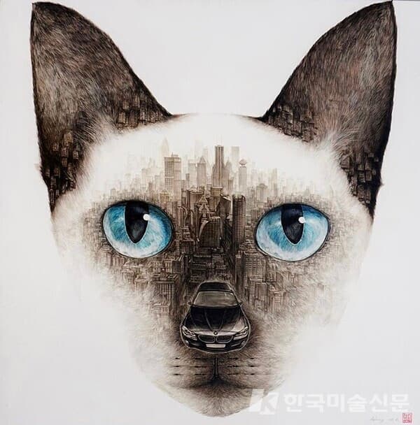 [사진=홍민호 작가] Best Modern World 3 2012,80cm x 80cm, Maker-pen on Canvas, 바벨탑을 쌓은 듯 한 현대 도시 문명을 응시하는 푸른 눈의 고양이.