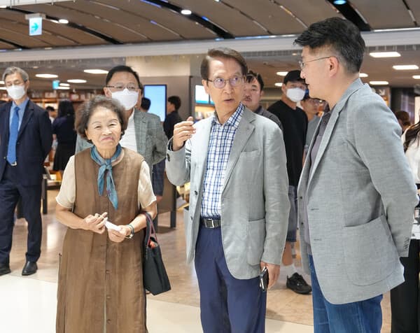 신창재 대산문화재단 이사장(교보생명 대표이사)(가운데)과 이옥비 여사(이육사 시인 딸)(맨 왼쪽), 이승엽 씨(이육사 시인 친손자)(맨 오른쪽), 양경철 씨(이육사 시인 외손자)(이옥비 여사 뒤)가 '이육사 탄생 120주년 기념 시그림전'을 둘러보고 있다. [사진=교보생명]
