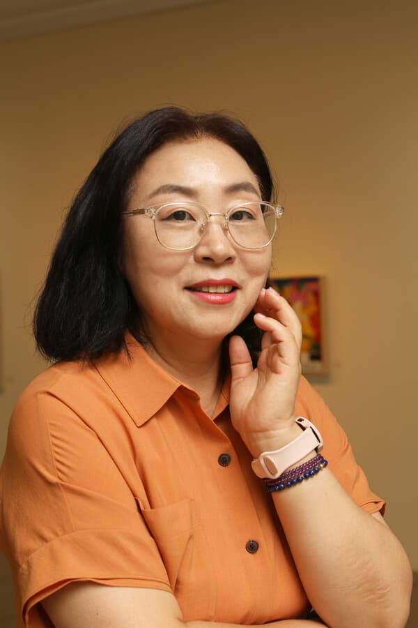 황성하 작가 "먹과 재료가 혼재된 영역을 자유로이 넘나들어"