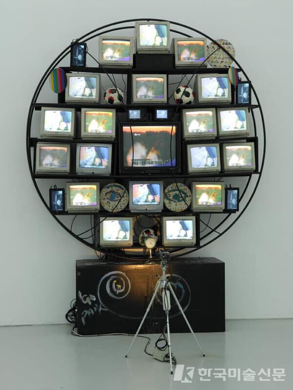 [사진=학고재 갤러리]백남준 Nam June PAIK, 구 일렉트로닉 포인트 Sfera Punto Elettronico, 1990, 혼합 매체 Mixed media, 320x250x60cm