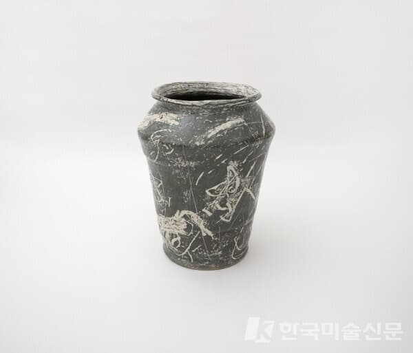 [사진=학고재 갤러리]신상호 SHIN Sang Ho, 분청 PRE DREAM, 1992, 분청흙 Bamboo tool inlay on Buncheong stoneware, 66x52x52cm