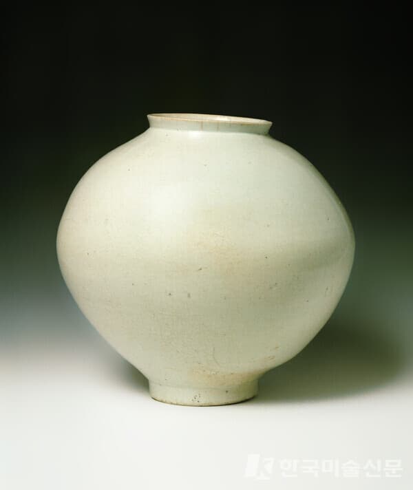 [사진=학고재 갤러리]백자(달항아리) White Porcelain (Moon Jar), 조선시대(18세기) Joseon dynasty (18C), 도자 Porcelain, 32.4x31x31cm