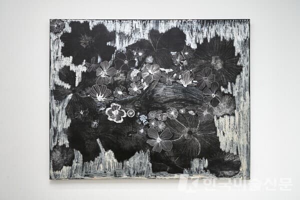 오윤석, "Roadkill Deer", 2020, mixed media on canvas, 102x82cm/사진. 최철림/이미지 제공. 인가희갤러리