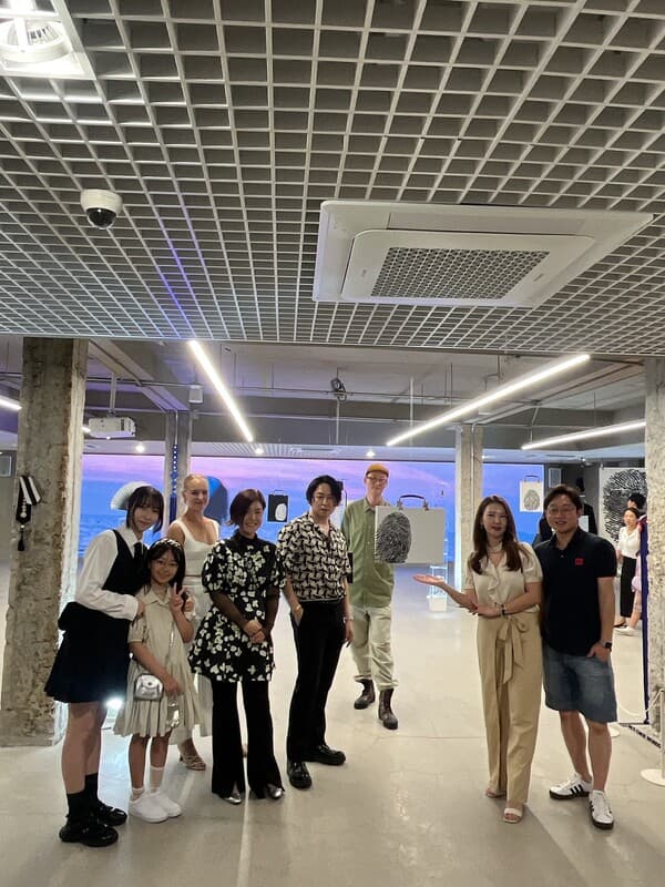 [사진= 전시 현장에서 초록색 자켓을 입고 서있는 문정욱 아트 디렉터]&nbsp;