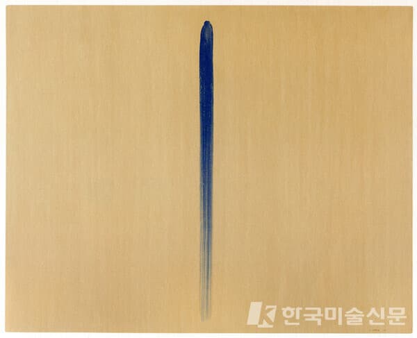 이우환, "From Line" 1978, Glue, stone pigment on canvas, 182 x 227cm / 사진. studioleeufan.org