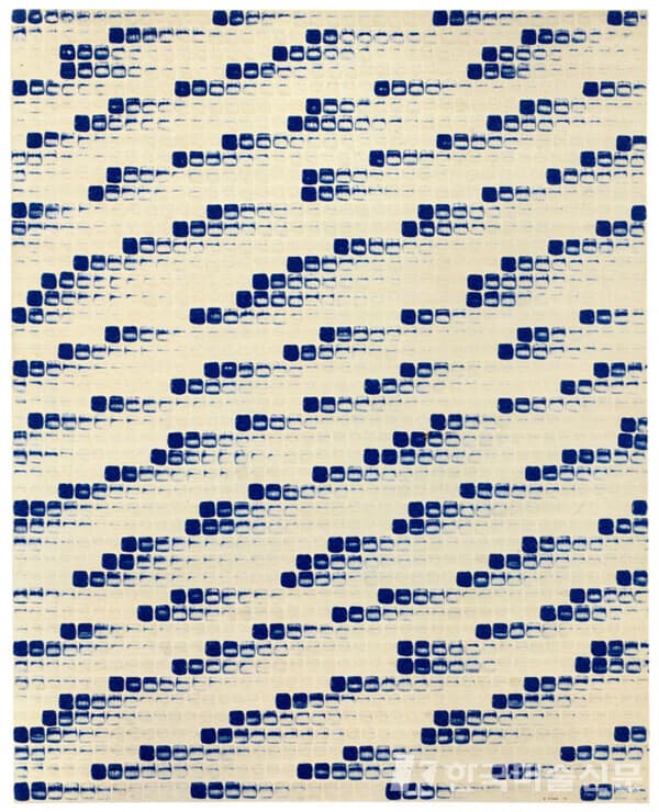이우환 "From Point", 1976, Glue, stone pigment on canvas, 227x182cm /사진. studioleeufan.org