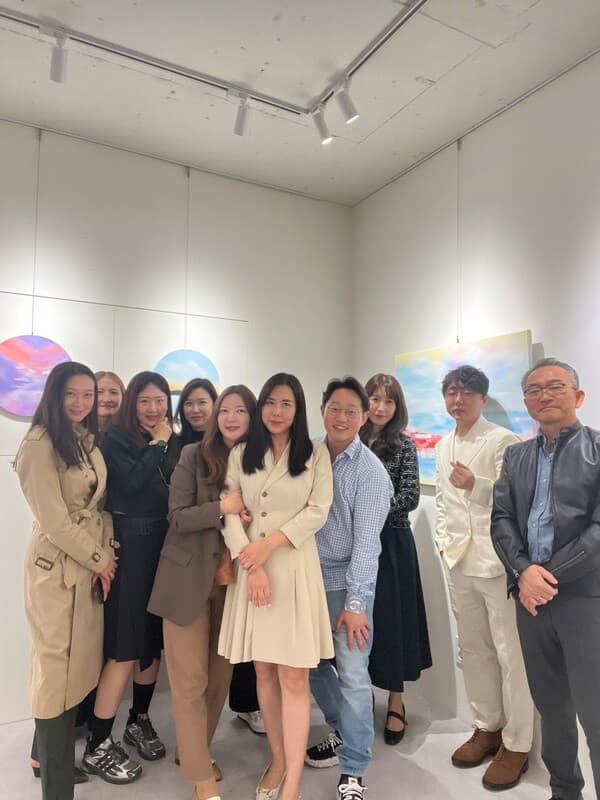 [사진= 고현정 작가 전시 오프닝 현장, 가운데 베이지 블라우스 고현정 작가]