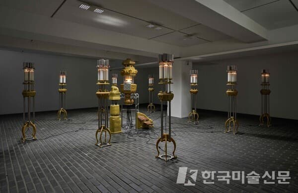 백정기_촛불발전기와 부화기_Fertile egg, candle, peltier element, heat sink, resin,aluminum, stainless steel pipe, mixed media_가변설치_2023이미지 제공 : 백정기 작가