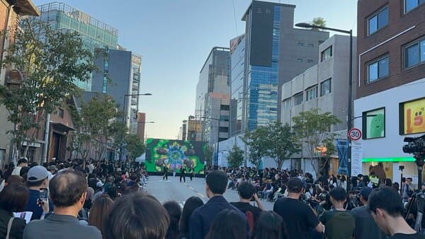 [사진= 패션성수를 보기위해 몰려 이쓴 참여자들]