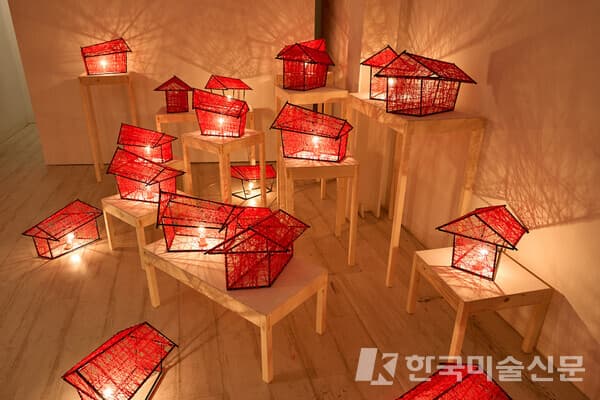 My Dear Little Home, 2024, 스테인레스틸, 메리노울, 조명설치, 약 30x 30cm 20Each / 인가희갤러리 제공