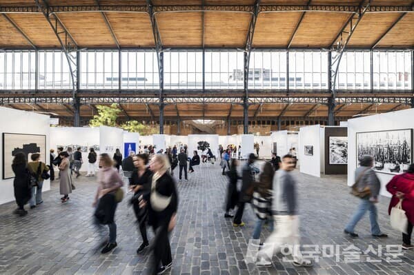 &nbsp;출처. 아트 온 페이퍼 홈페이지(artonpaper.be)