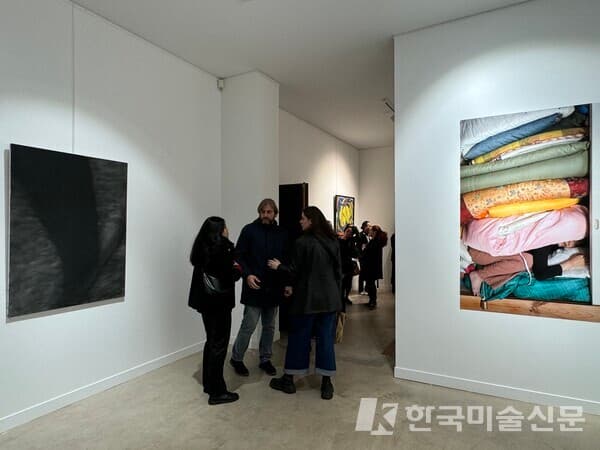 전시 전경, 왼쪽 : 용선, 도망가다 문득, 2024, 캔버스에 수채물감, 목탄, 파스텔, 130 x 100 cm오른쪽 : 허은선, 밤에 사는 여자, 2024, 종이에 사진 인쇄, 178 x 105 cm&nbsp;(사진=이소이 기자)