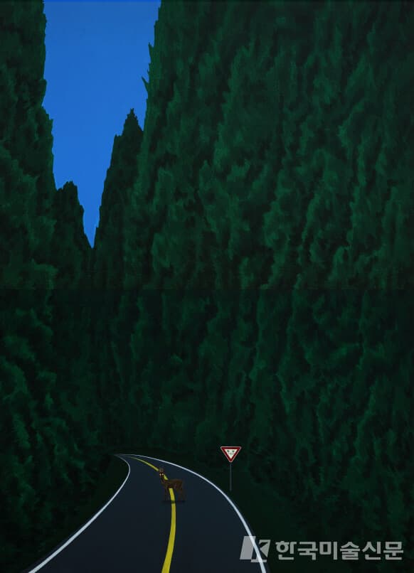 [사진=강수희 작가] 양보 [yield], 2022, color on Korean paper, 162(w) x 224(h)cm골방에서 나왔지만 어딘가 두렵고 조심스러웠던 주된 감정을 당시 제주도에서 야간의 1100도로 숲길에서 당황하고 놀라던 사슴을 마주쳤던 강렬한 사건으로, 사슴에 작가의 마음을 비유하여 그린 작품이다.