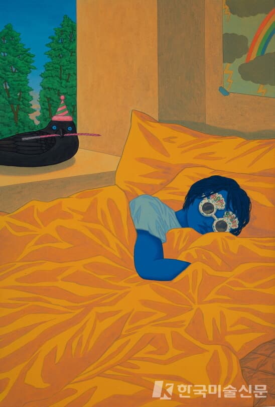 [사진=강수희 작가] 행복의 강요, 2023, Color on linen, 60(w)x91(h)cm행복의 강요는 특별한 날에 대한 심리적 부담감으로 더 행복과 멀어지고 우울해지는 작가 본인과 많은이들의 모습을 위트있게 담은 작품이다. 작품 속 파란사람은 생일이라 행복해야할것 같은 부담감에 더 무기력해진 모습을 하고 있다. 그 옆 파란사람의 친구이자 작품의 또 다른 화자인 까마귀가 눈치없이 초와 생일모자를 쓰고 찾아온 모습이 파란사람과 대비되어 위트를 준다 .