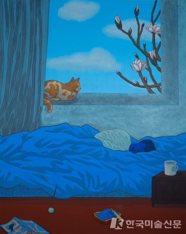 [사진= 강수희 작가] Blueming, 2024, Color on linen, 120 (w)x162 (h)cm블루밍은 목련이 피어나는 찬란한 봄이라는 계절에도 무기력하게 누워있는 파란사람을 보여준다.기존의 Blooming의 스펠링이 아닌 Blue + Ming 으로 파란색의 이야기, 즉 파란 사람의 이야기가 펼쳐진다는 것을 의미하는 이 시리즈의 대표작 중 하나이다. 바닥에 놓인 책과 빵, 탁상 위 컵과 티백 속 그림 등이 곳곳에 놓여있는데 각각의 소재는 작가 본인이 우울을 경험하고 받아들이는 과정에서 치유와 연결되었던 실제 소재들이다.