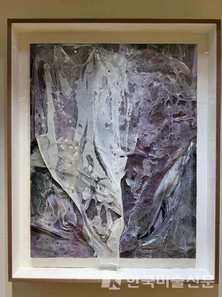 정희민, Departing Lily, 2024, Acrylic, oil, inkjet transferred gel medium on canvas, 117 x 91 cm&nbsp;(사진 = 이소이 기자)