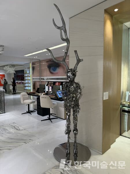 Lee Bul, Titan, 2013, Stainless steel, mirror, acrylic mirror, polyurethane panel, glass beads, aluminum and steel rods, nickel-chrome wire, cast fibreglass, acrylic paint, 290 x 86 x 80 cm&nbsp;(사진 = 이소이 기자)