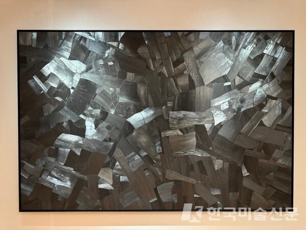 Lee Bae, Issu du Feu, 2003, 2003, Charcoal on canvas, 170 x 260 cm&nbsp;(사진 = 이소이 기자)