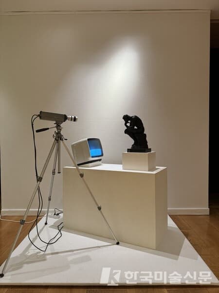 Nam June Paik, TV Rodin (Le penseur), 1976-1978, Moniteur TV, camera, cast plaster sculpture, 132 x 110 x 115 cm&nbsp;(사진 = 이소이 기자)