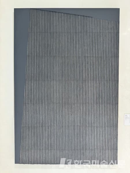 Park Seo-bo, &Eacute;criture No.990227, 1999, Black ink, white clam and oyster shell powder and glue with Korean Hanji paper on canvas, 195 x 130 cm&nbsp;(사진 = 이소이 기자)