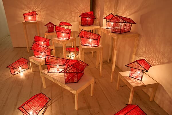 My Dear Little Home, 2024, 스테인레스틸, 메리노울, 조명설치, 약 30x 30cm 20Each / 인가희갤러리 제공