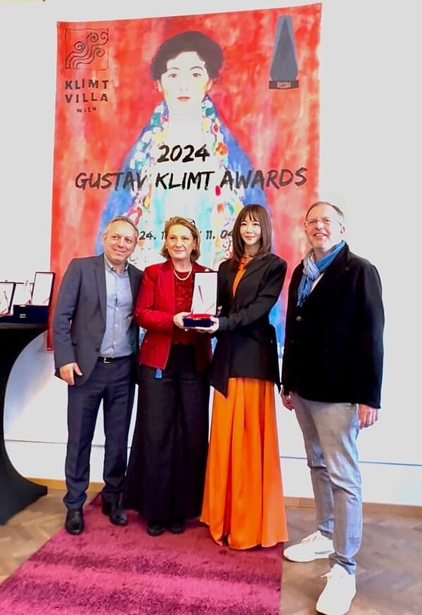 리원(왼쪽 세 번쨰) 작가가2024 &lsquo;Gustav Klimt Award&rsquo; 시상식에서 대상을 받고 기념촬영을 하고 있다. (사진=리원 작가)