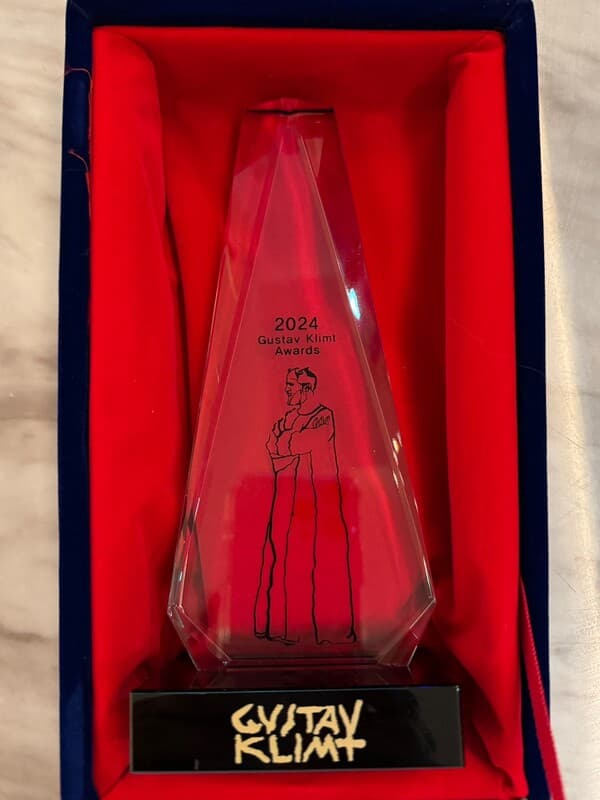 오스트리아 &nbsp;2024 &lsquo;Gustav Klimt Award&rsquo; 수상작 및 크림트 생가의 상징적인 크림트 조형을 형상화한 상패