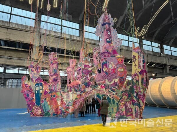 도슨트가 Mona Cara의 작업 Le Cactus를 설명하면서 리옹의 역사에 대해서도 이야기하고 있다. (사진=이소이)