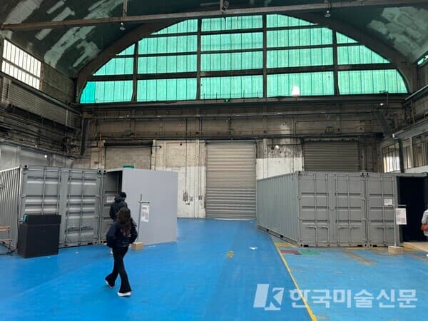 컨테이너 안에서는 비디오 작업이 상영되고 있다.&nbsp; (사진=이소이 기자)