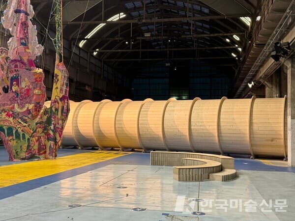 오른쪽, 한스 샤부스(Hans Schabus)의 설치 작업&nbsp;&lsquo;움직이는 사람을 위한 건축물(Monument for People on the Move, 2024)' (사진=이소이 기자)