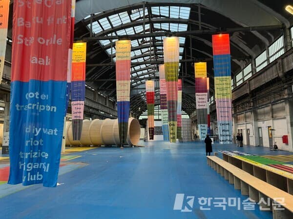 보카르 니앙(Bocar Niang)의 설치 작업 &lsquo;murdesmots(2024)' 전경&nbsp;(사진=이소이 기자)
