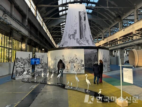 추록 히리에츠(Chourouk Hriech)의 설치 작업&nbsp; &lsquo;새들의 오아시스(L&rsquo;oasis des oiseaux, 2024)' 전경 (사진=이소이 기자)