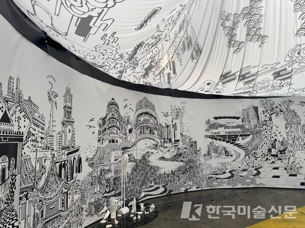 추록 히리에츠(Chourouk Hriech)의 설치 작업&nbsp; &lsquo;새들의 오아시스(L&rsquo;oasis des oiseaux, 2024)' 내부 모습 (사진=이소이 기자)
