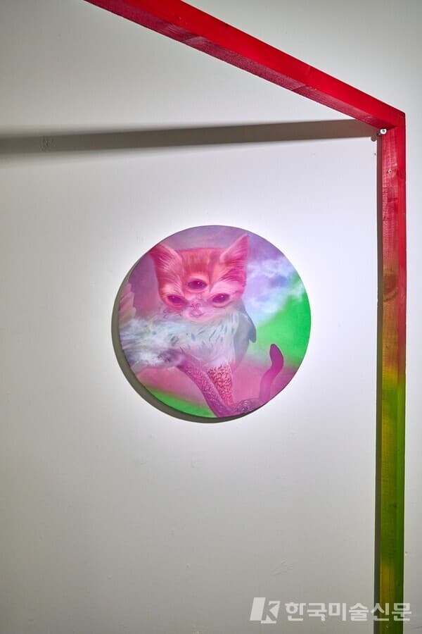 구지언, 매고양이 신화-매고양이, 2024, 캔버스에 아크릴 채색, 지름 30cm / 인가희갤러리 제공