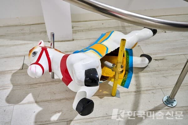 여운혜, 다그닥 다그닥 (내 얘기 좀 잘해 줄 수 없겠니), 2024, 말 놀이기구, 종이에 연필 (꾸미기), 각 60 x 70 x 40 cm / 인가희갤러리 제공
