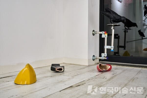 여운혜, 머리, 입, 꼬리 (내 얘기 좀 잘해 줄 수 없겠니), 2024, 새 놀이기구 파편, 가변크기 / 인가희갤러리 제공