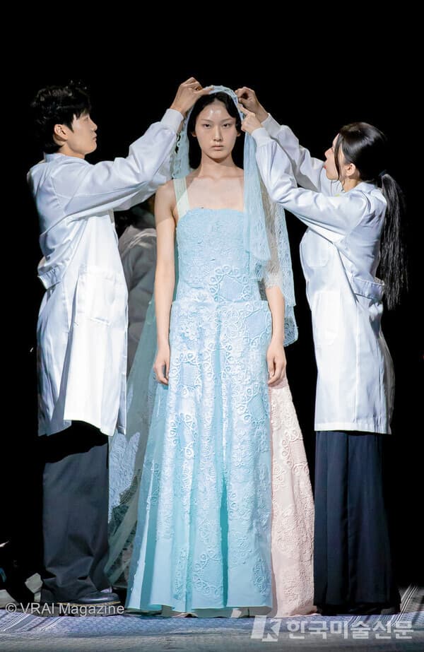 9월 2025 S/S 서울패션위크 로에 라이브 드레스 제작 퍼포먼스 장면 (사진=로에)