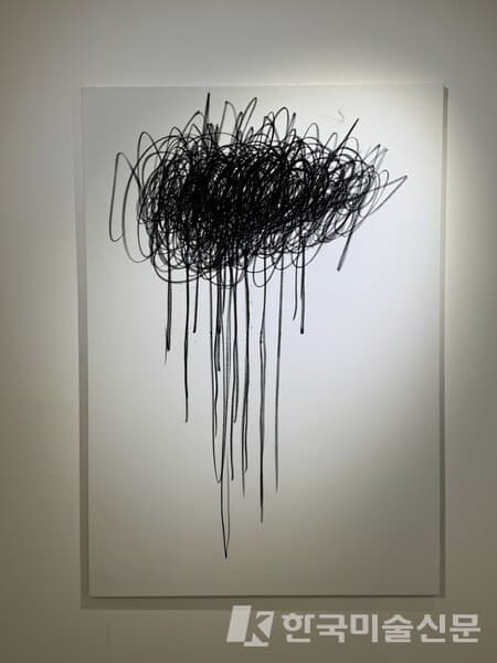 BAIK Seungsoo, Nuage, 2023, Crayon gras, 116 x 80 cm&nbsp;(사진=이소이 기자)