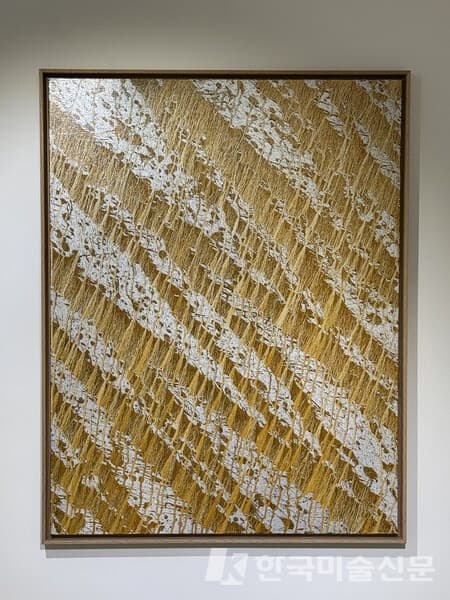 CHAE Sang Pil, terre anonyme 241111, 2024, terre et encre de Chine sur toile, 116 x 89 cm&nbsp;(사진=이소이 기자)