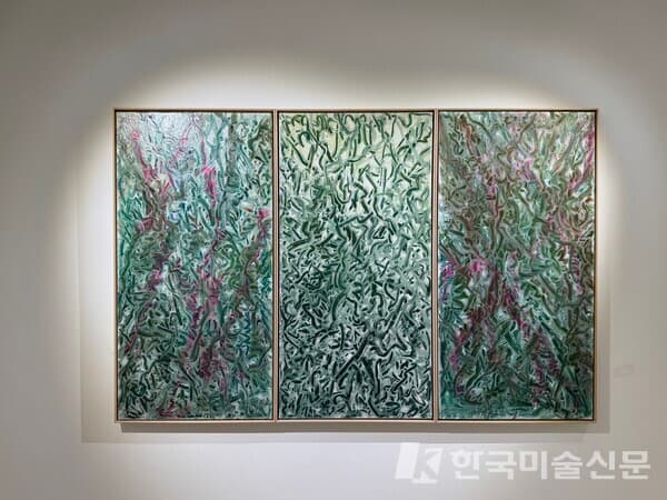 PARK Inuyuk, Paysage verticle 1, 2, 3, 2024, huile sur toile, 100 x 50 cm&nbsp;(사진=이소이 기자)