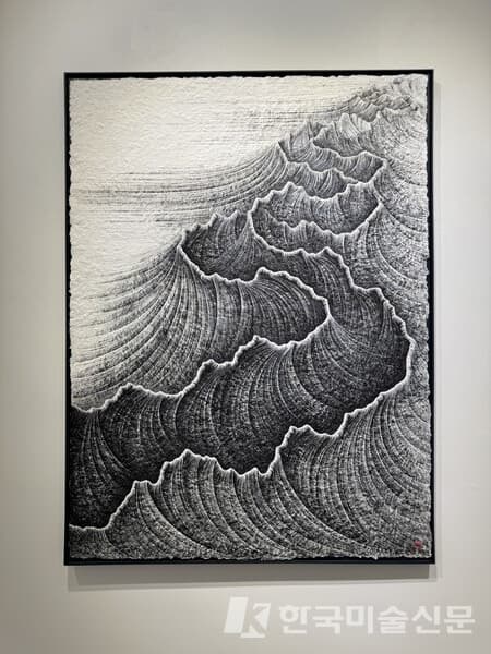LEE Hyun Joung, 2024, Les failles, hanji, muk, pigment cor&eacute;en, 98 x 130 cm&nbsp;(사진=이소이 기자)