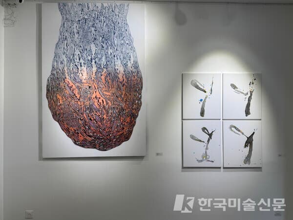 (좌) JANG Kwang Bum, recherche, 2024, acrylique sur toile et pochage, 195 x 130 cm(우) KIM Hyeonsuk, Apparition des ailes, 2024, acrylique, encre sur toile, 120 x 100 cm&nbsp;(사진=이소이 기자)