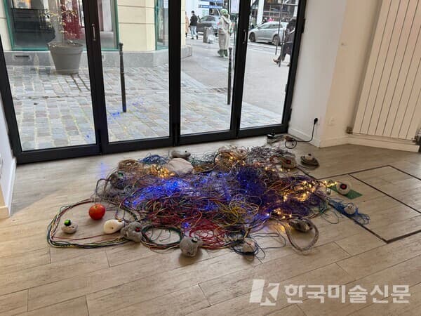 YUN Aiyoung, Onde de lum!&egrave;re, 2024, installation dimension variable&nbsp;(사진=이소이 기자)