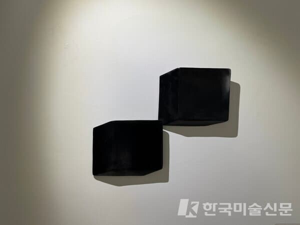 MOON Min Soon, Souffle de l'ombre, 2011, gr&egrave;s enfum&eacute;, 25 x 26 x 4 cm&nbsp;(사진=이소이 기자)